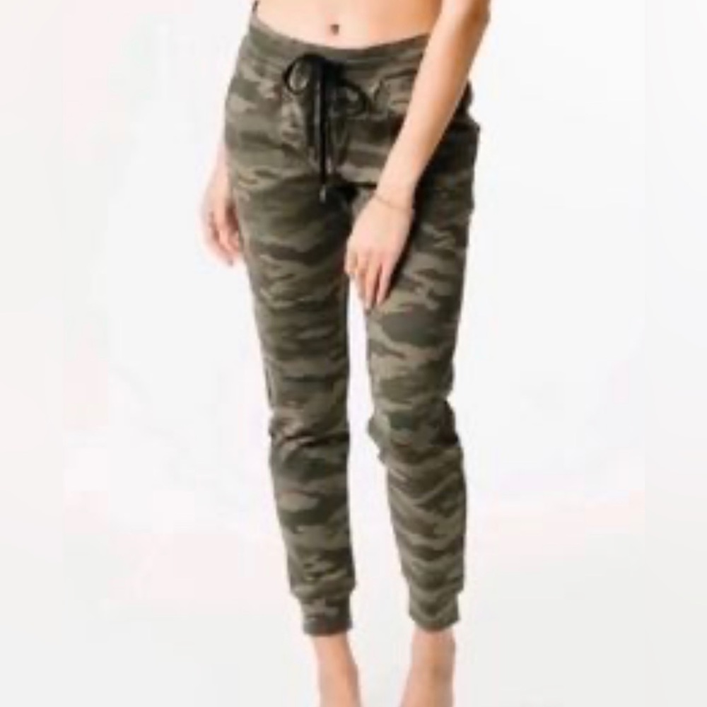 ZYIA camo unwind joggers women’s size small